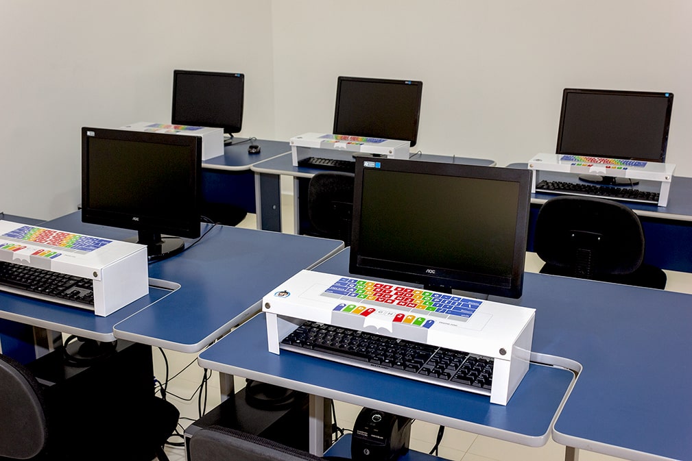 Sala de aula do curso presencial de digitação