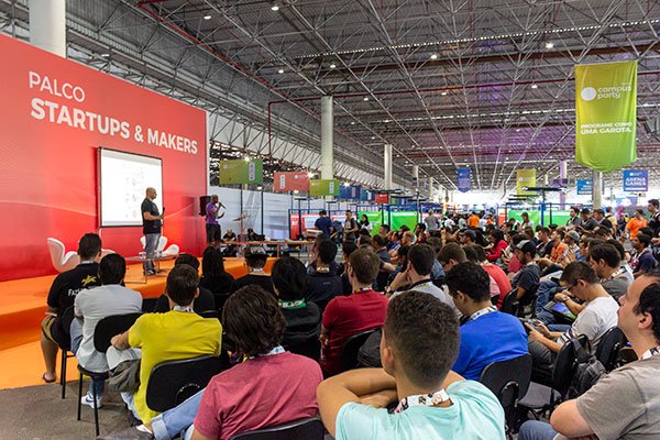 Palestra sobre startups, inovação e cultura maker realizada durante a Campus Party, reunindo empreendedores, estudantes e profissionais de tecnologia.