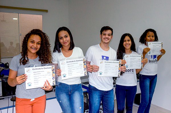 Turma do Curso de Informática da Insofti em Paramirim BA recebendo certificados com o instrutor Marcos Domicio.