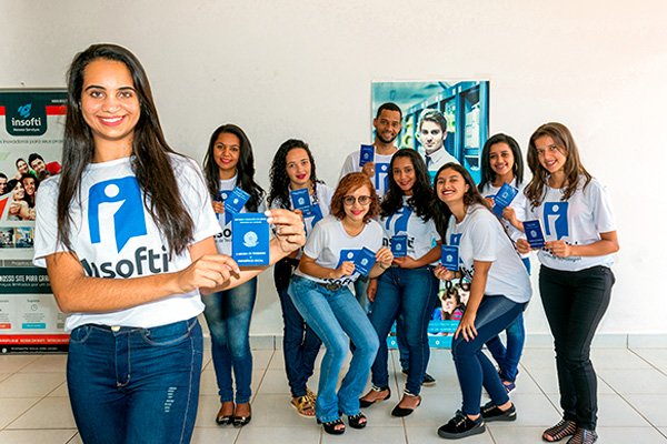 Alunos concluintes do Curso de Informática da Insofti em Paramirim BA preparados para ingressar no mercado de trabalho.