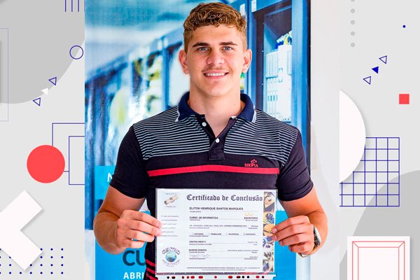 Aluno recebendo certificado de conclusão do Curso de Informática da Insofti em Paramirim BA.