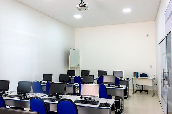 Estrutura dos cursos profissionalizantes da Insofti em Paramirim BA com ambiente preparado para aprendizagem.