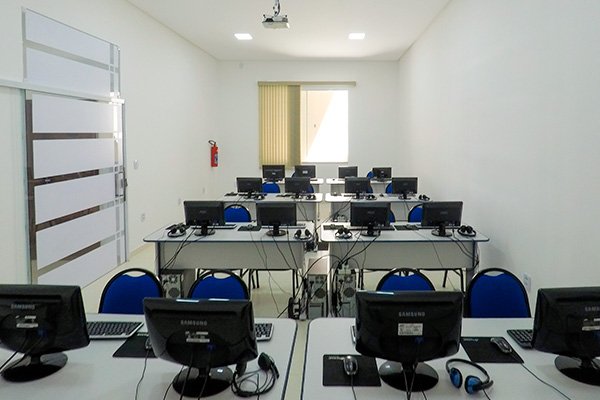 Laboratório de informática da Insofti em Paramirim com computadores para aulas práticas e treinamentos.