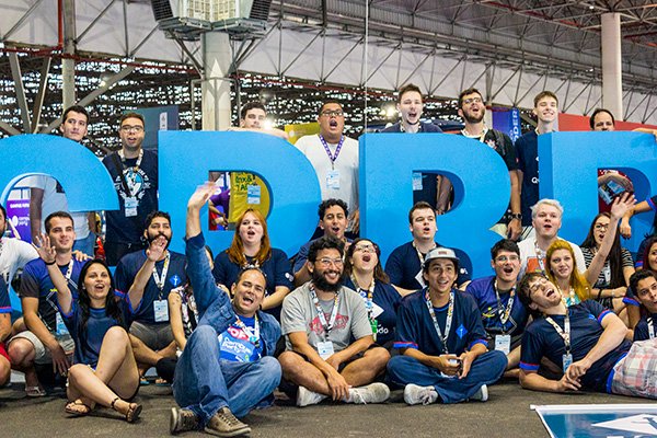 Marcos Domicio ao lado de participantes durante a Campus Party, um dos maiores eventos de tecnologia e inovação do Brasil.