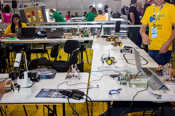 Participantes da Oficina de Robótica durante evento de tecnologia acompanhado pela Insofti em Paramirim BA.