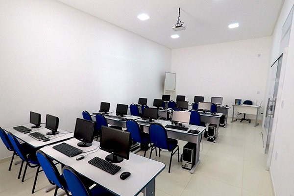 Sala de aula de informática da Insofti em Paramirim BA equipada para cursos profissionalizantes.