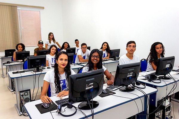Turma do Curso de Informática da Insofti em Paramirim BA durante atividade de capacitação profissional.